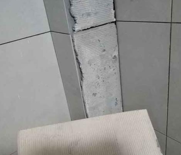 太湖瓷砖空鼓维修公司分享下厨房瓷砖脱落的补救措施。